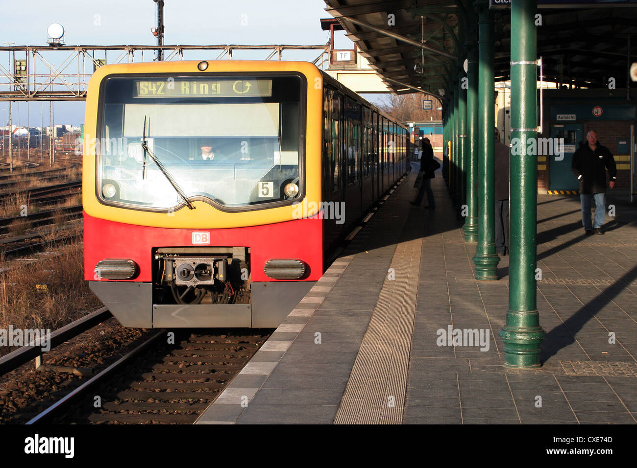 Berlino, una città in treno la linea ad anello 42 tira nella stazione di Tempelhof Foto Stock