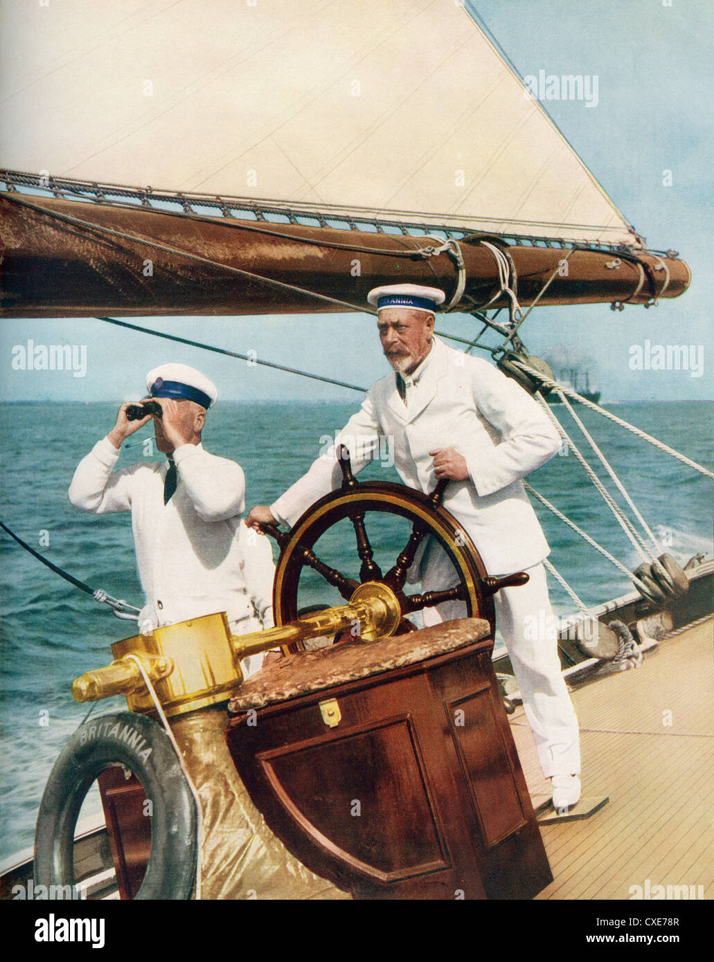 Re George V al volante del suo yacht, Britannia, durante la settimana della regata di Cowes, Inghilterra, 1924. George V, 1865 – 1936. Re del Regno Unito e dei domini britannici, e imperatore dell'India Foto Stock