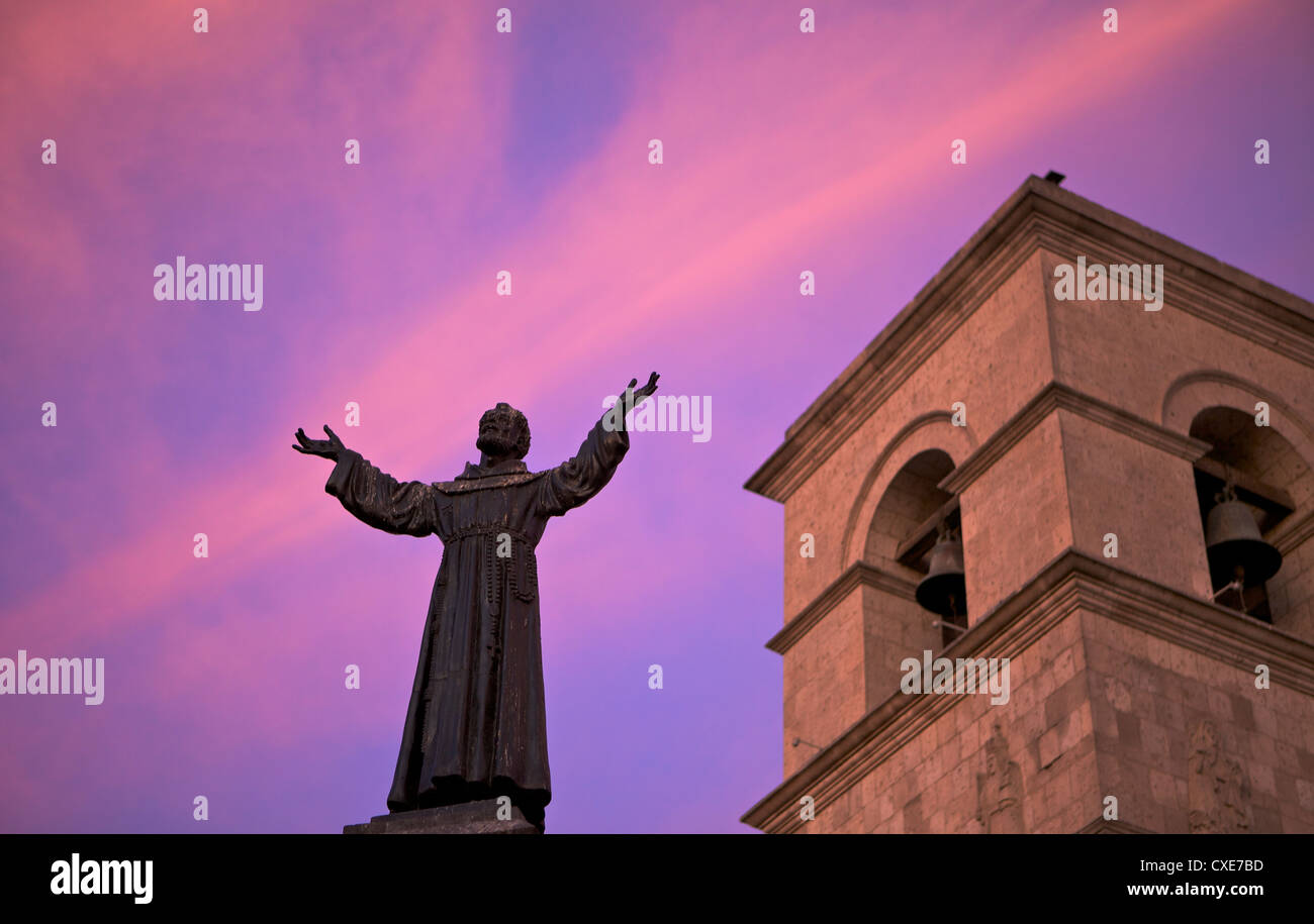 Statua di San Francesco di fronte la Iglesia de San Francisco al crepuscolo, Arequipa, Perù, Sud America Foto Stock