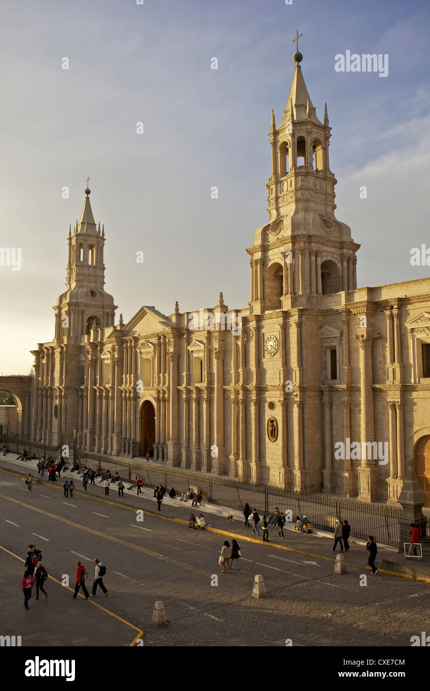Vista della cattedrale di Arequipa, Plaza de Armas, Arequipa, Perù, Sud America Foto Stock