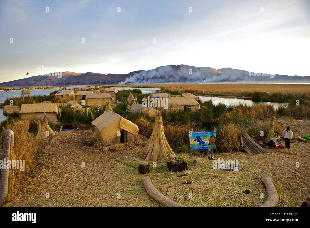 Isole galleggianti di Uros persone, tradizionali barche reed e reed case, il lago Titicaca, Perù, Perù, Sud America Foto Stock