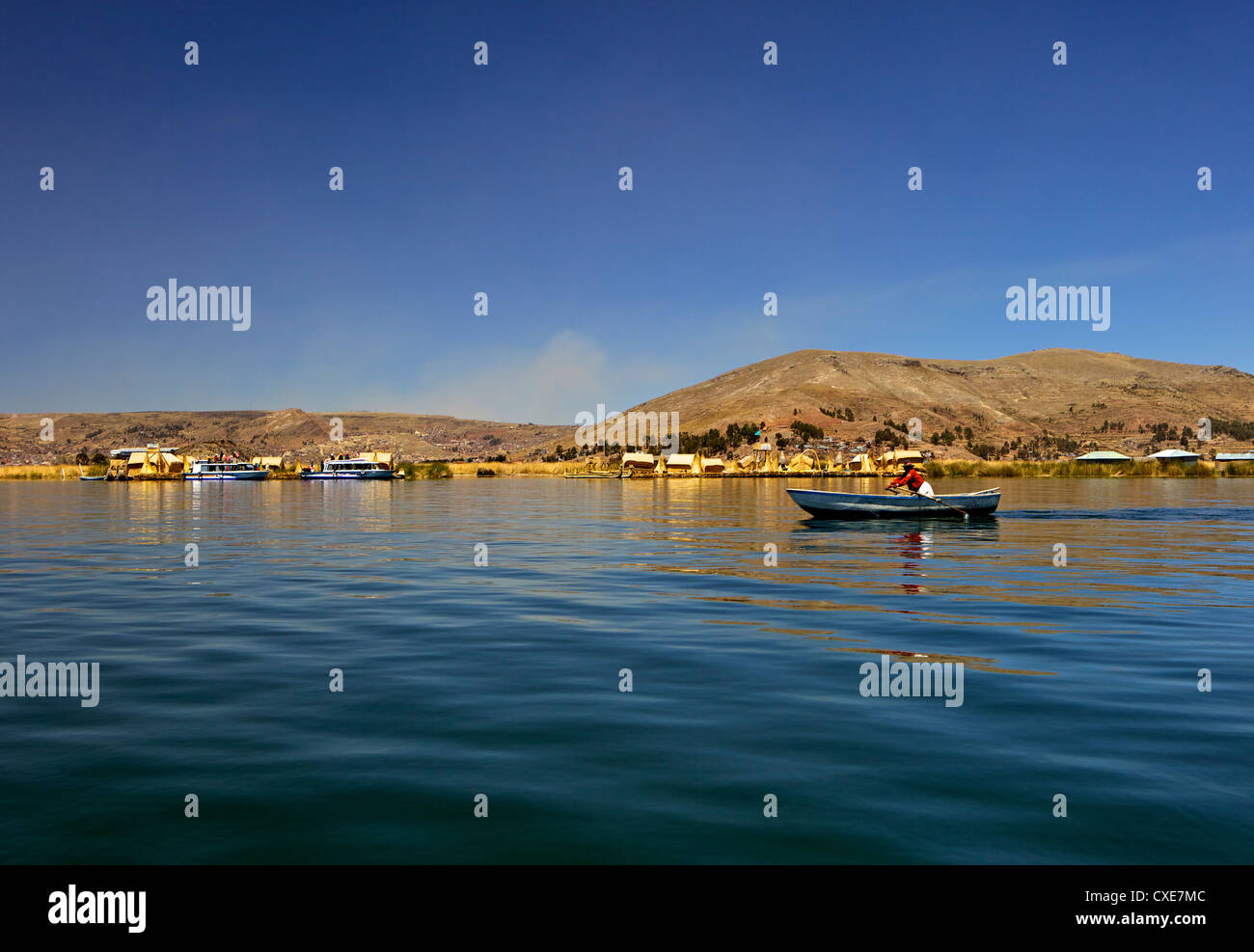 Barca a remi, Islas Flotantes, il lago Titicaca, Flotantes, Perù, Sud America Foto Stock