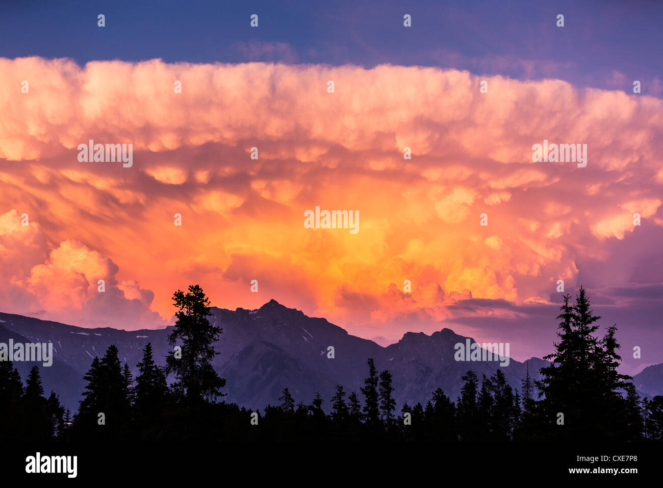 ALBERTA, CANADA - Le nuvole al tramonto vicino a Banff. Foto Stock