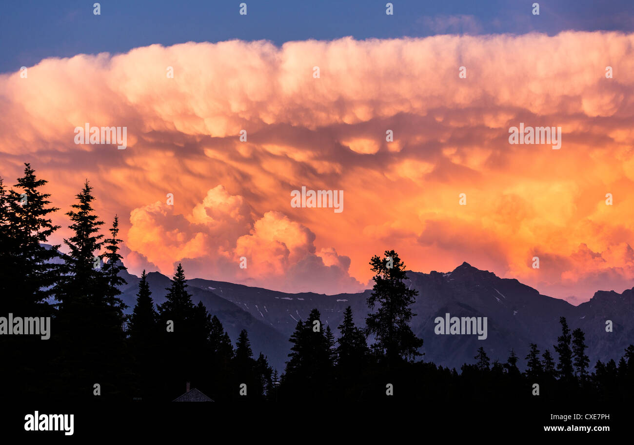 ALBERTA, CANADA - Le nuvole al tramonto vicino a Banff. Foto Stock