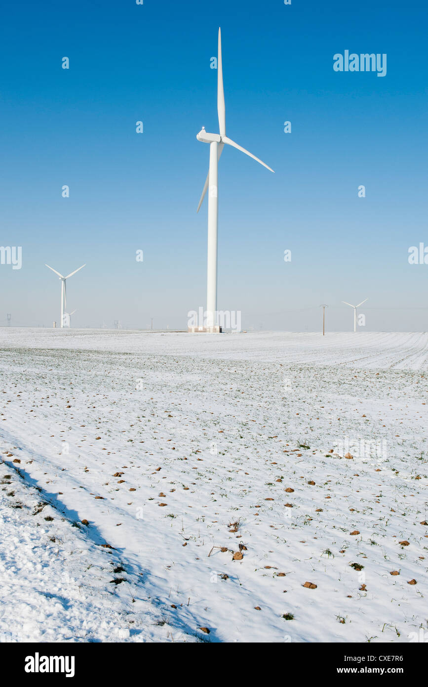 Le turbine eoliche in coperta di neve campo Foto Stock