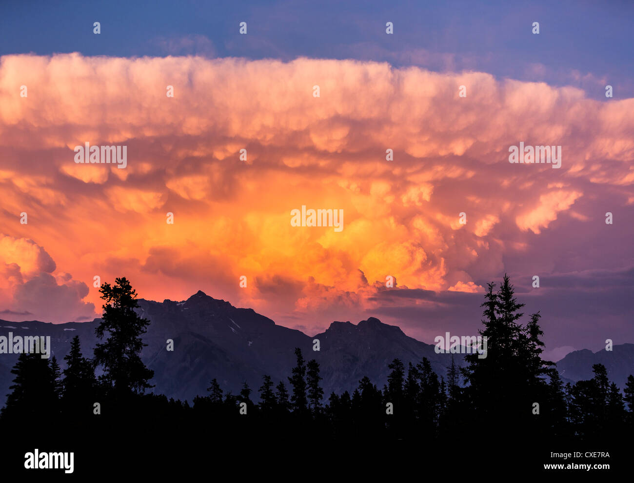 ALBERTA, CANADA - Le nuvole al tramonto vicino a Banff. Foto Stock