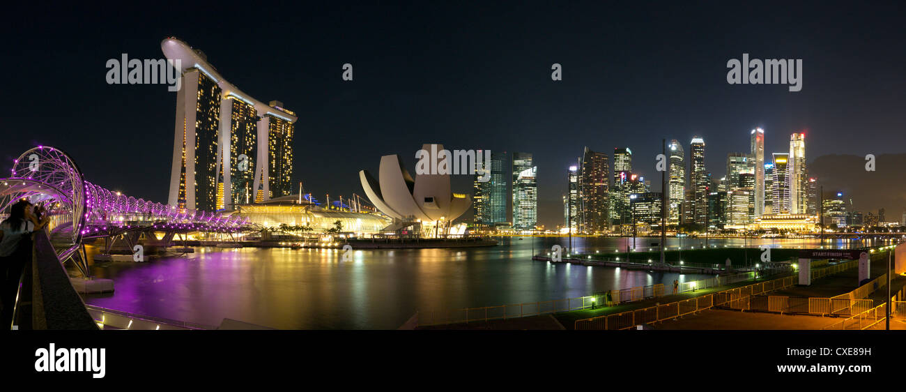 Lo skyline di Singapore visto al tramonto sulla baia di Marina, Singapore, Asia Foto Stock