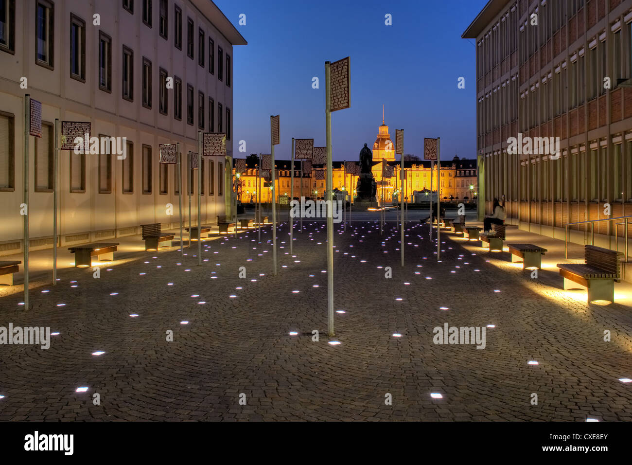 Karlsruhe - il luogo dei diritti fondamentali per la serata con vista sul castello Foto Stock