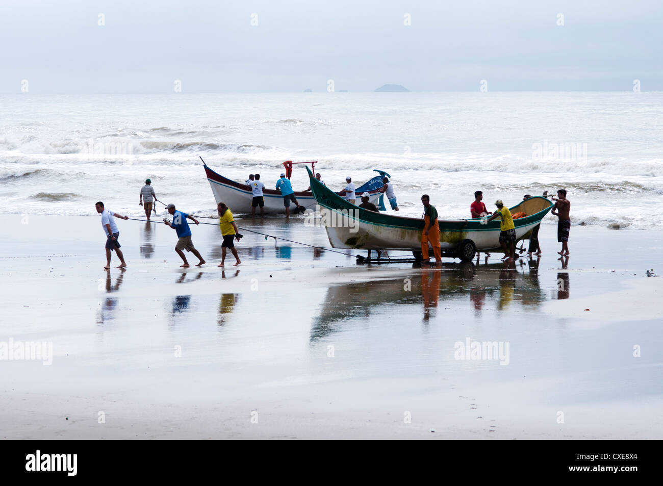 I pescatori locali a Matinhos, stato del Paraná, Brasile del Sud. Foto Stock