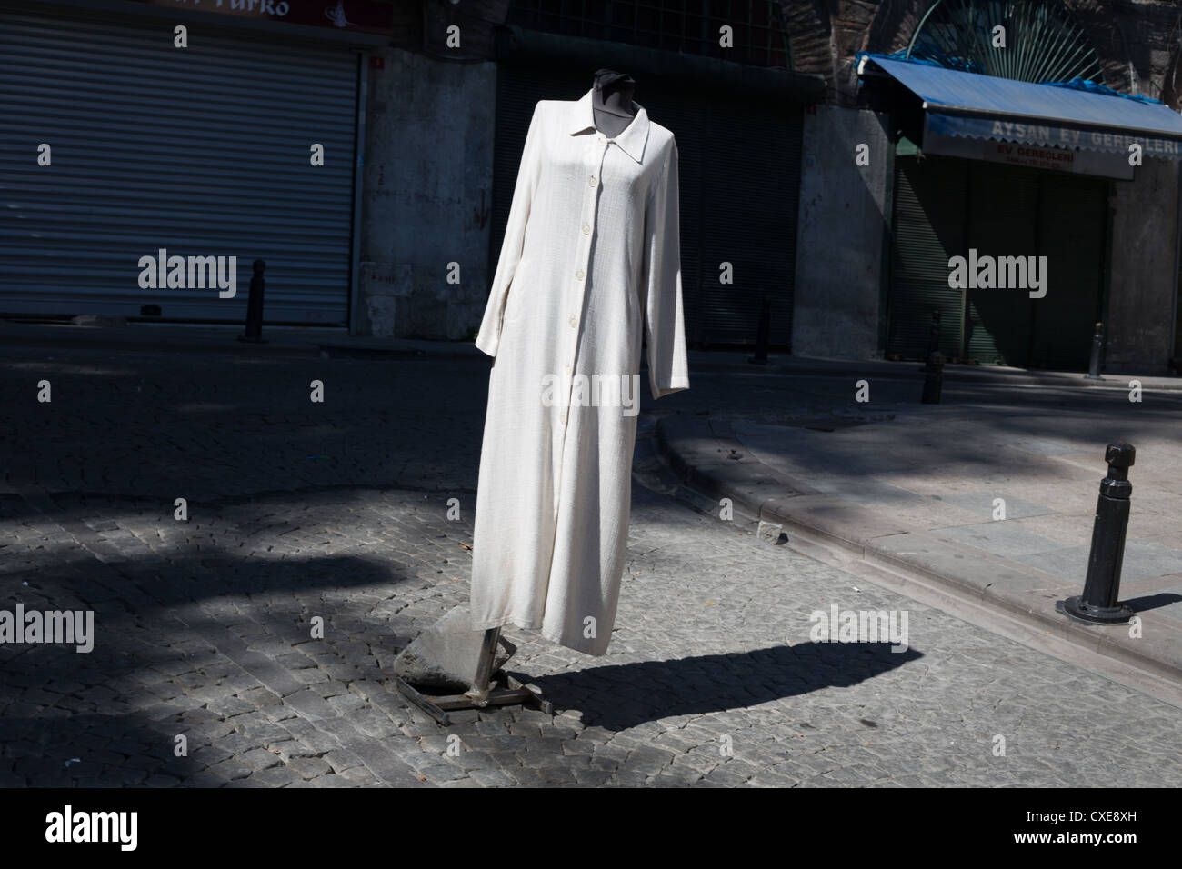 Manichino indossando abiti da donna in strada di Istanbul, in Turchia. Foto Stock