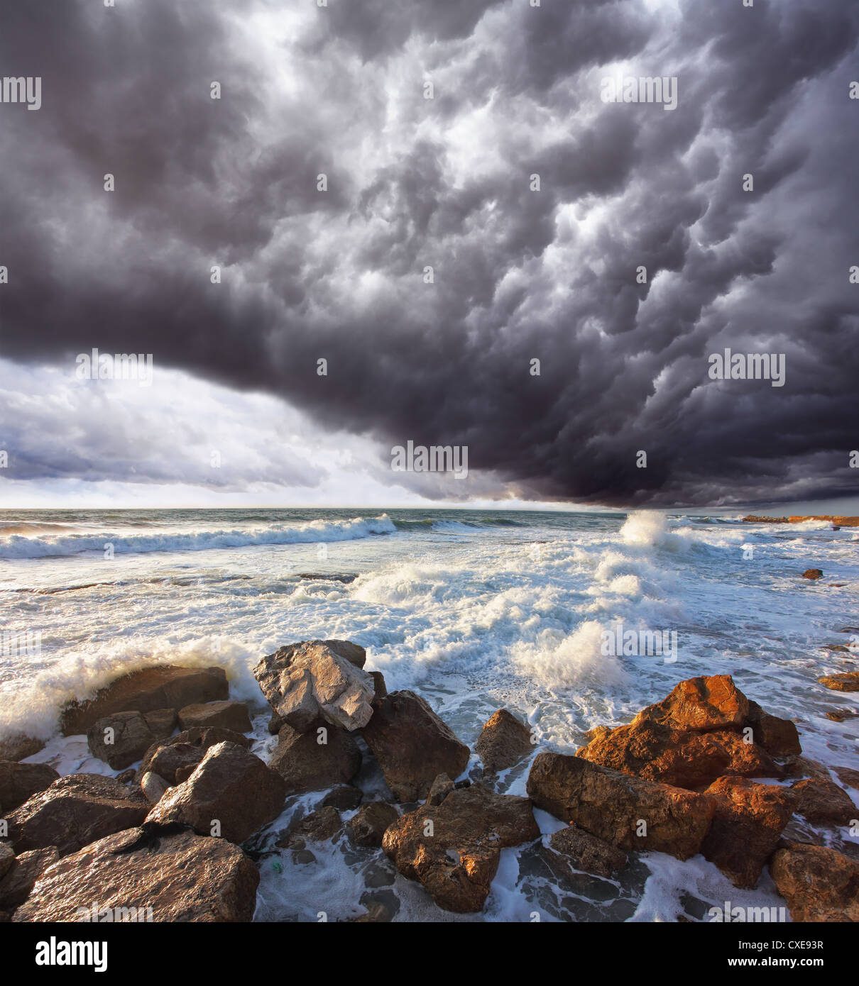 La tempesta nube su infuria la surf Foto Stock