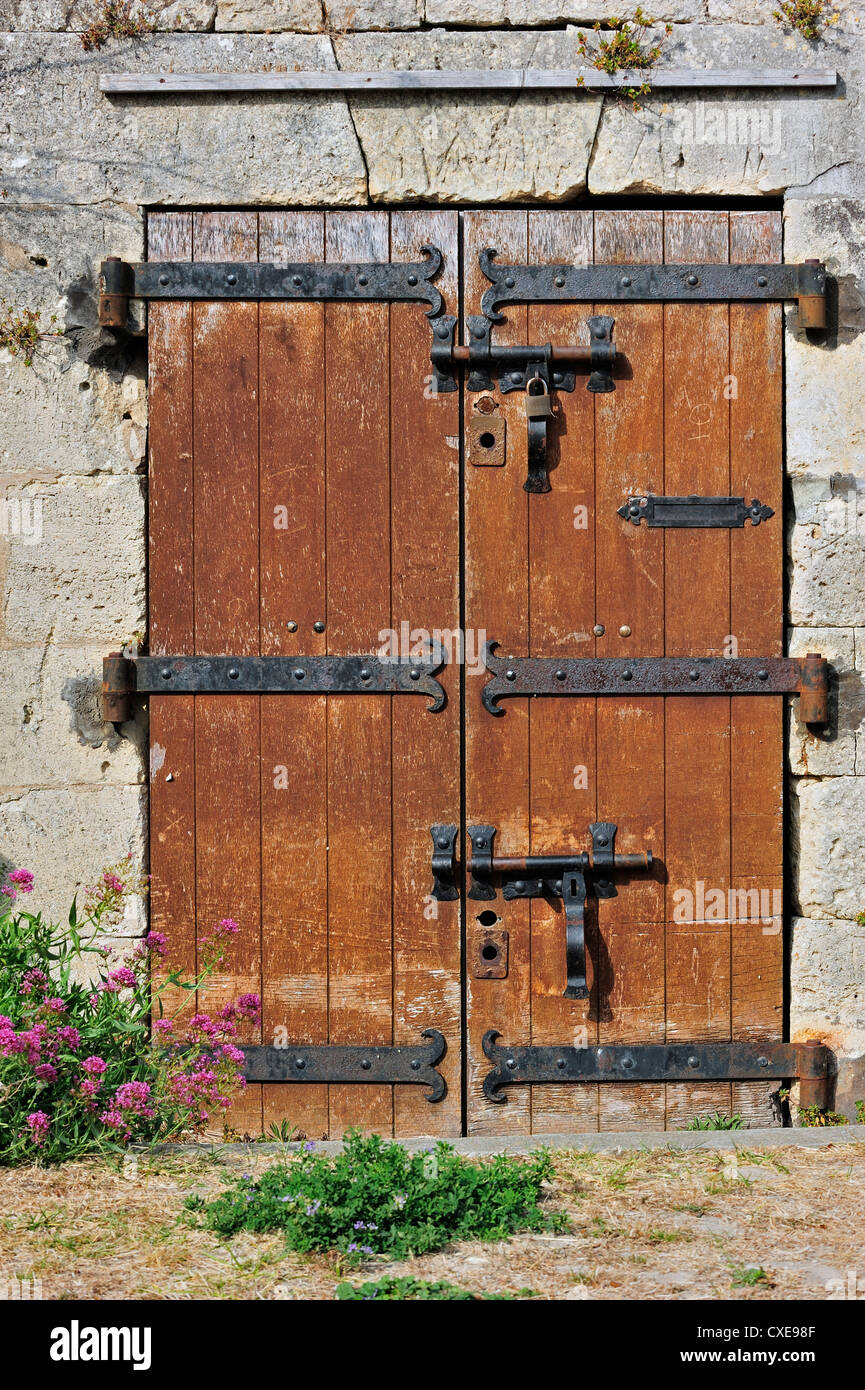 Vecchia porta di legno con cerniere pesanti nella cittadella presso Le  Château-d'Oléron sull'isola Ile d'oléron Charente Maritime, Francia Foto  stock - Alamy