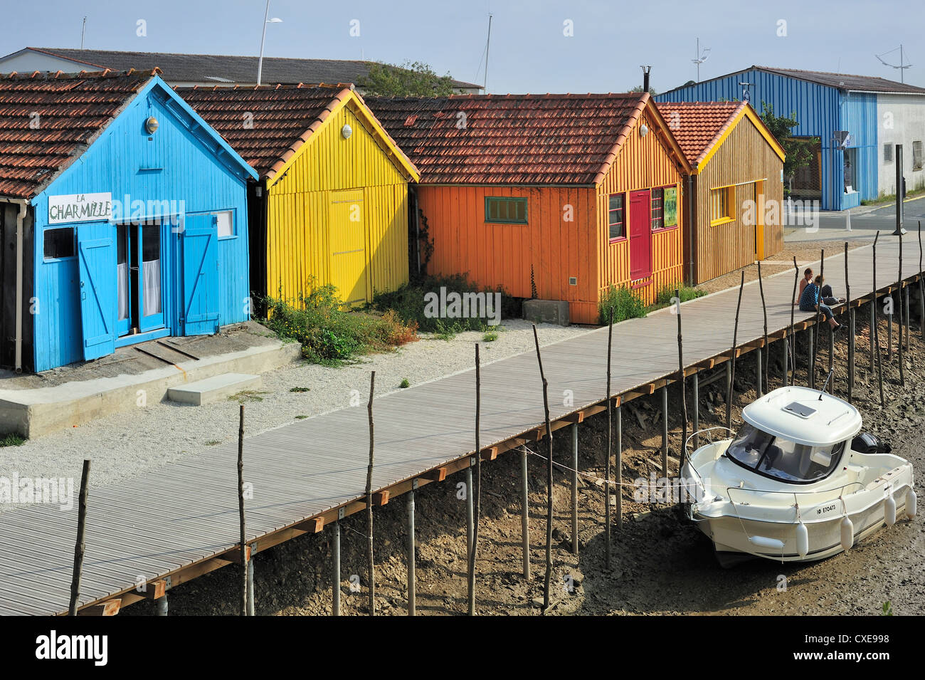 Cabine colorate di ostricoltori nel porto di Le Château-d'Oléron sull'isola Ile d'oléron Charente Maritime, Francia Foto Stock