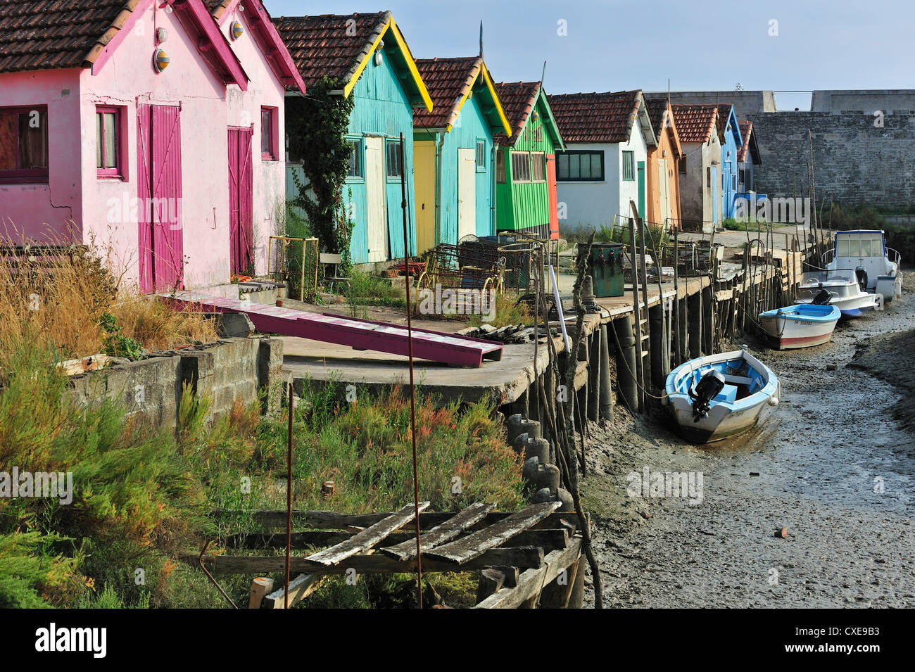 Cabine colorate di ostricoltori nel porto di Le Château-d'Oléron sull'isola Ile d'oléron Charente Maritime, Francia Foto Stock