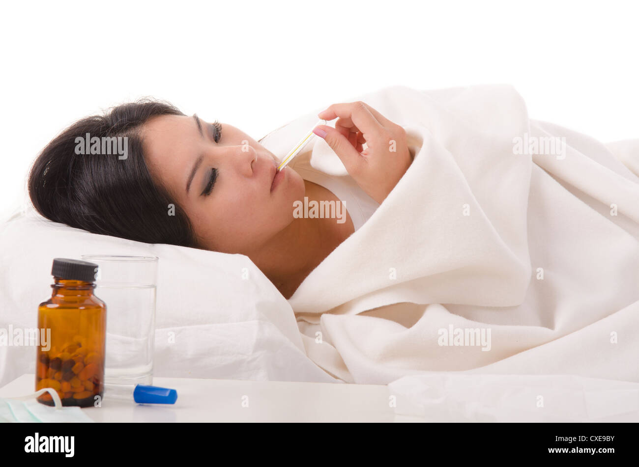 Malati ragazza asiatica con febbre alta ,isolato su bianco Foto Stock