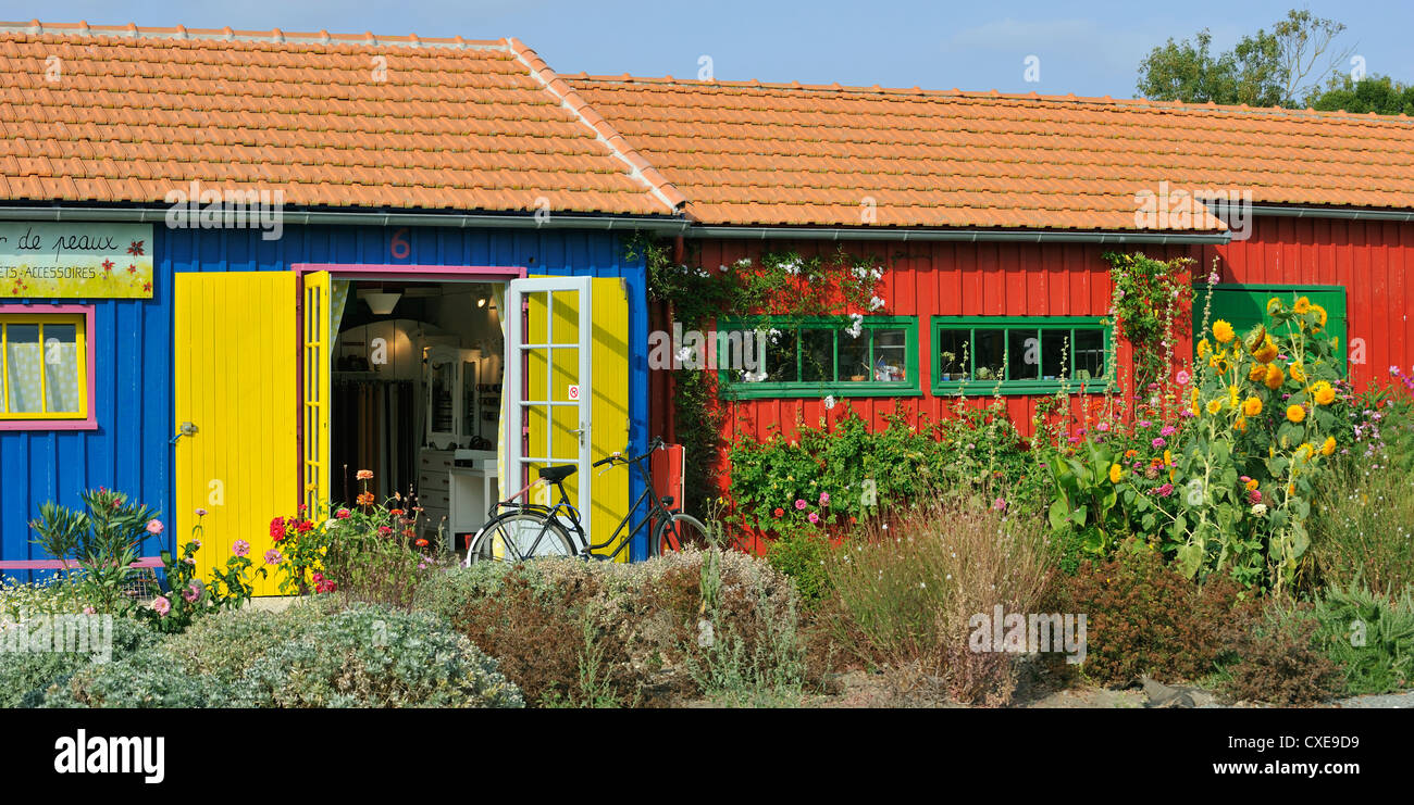 Cabine colorate di ostricoltori convertiti in negozi di artigianato e arte presso il porto di Le Château-d'Oléron, Ile d'Oléron, Francia Foto Stock