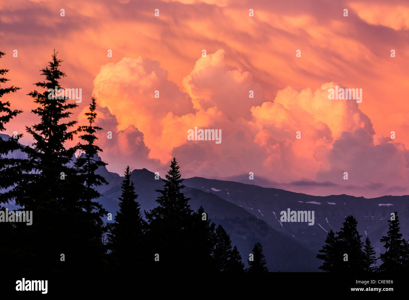 ALBERTA, CANADA - Le nuvole al tramonto vicino a Banff. Foto Stock