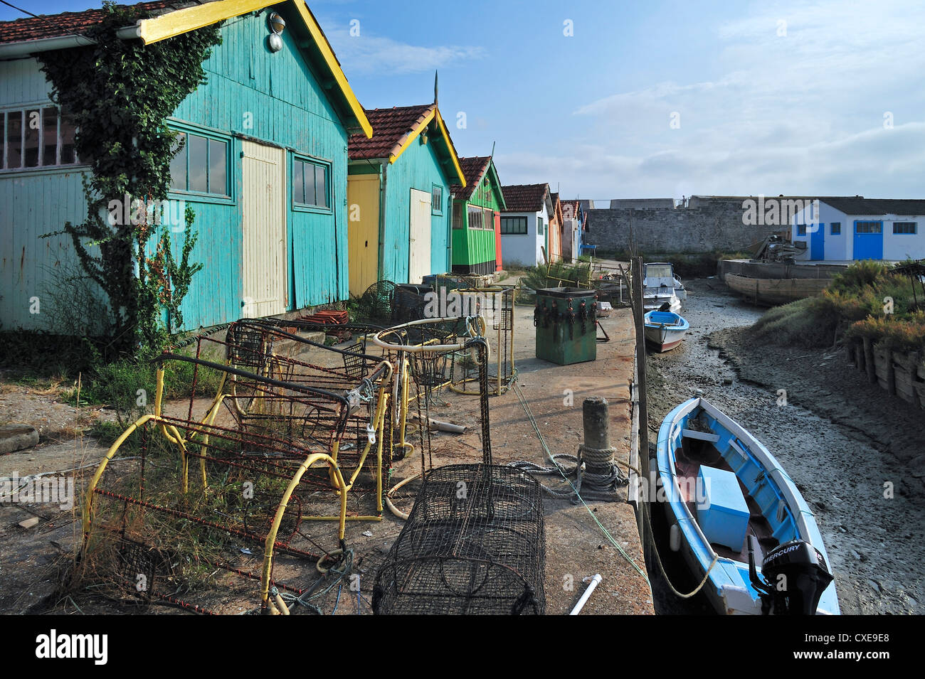 Le trappole a base di aragosta e cabine di ostricoltori nel porto di Le Château-d'Oléron, Ile d'oléron Charente Maritime, Francia Foto Stock