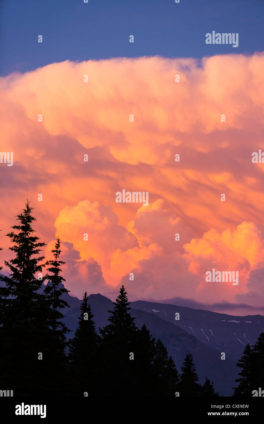 ALBERTA, CANADA - Le nuvole al tramonto vicino a Banff. Foto Stock