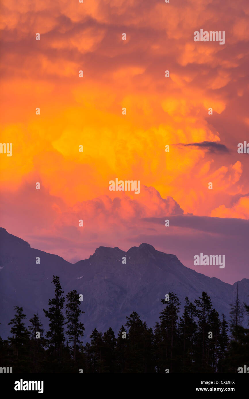 ALBERTA, CANADA - Le nuvole al tramonto vicino a Banff. Foto Stock