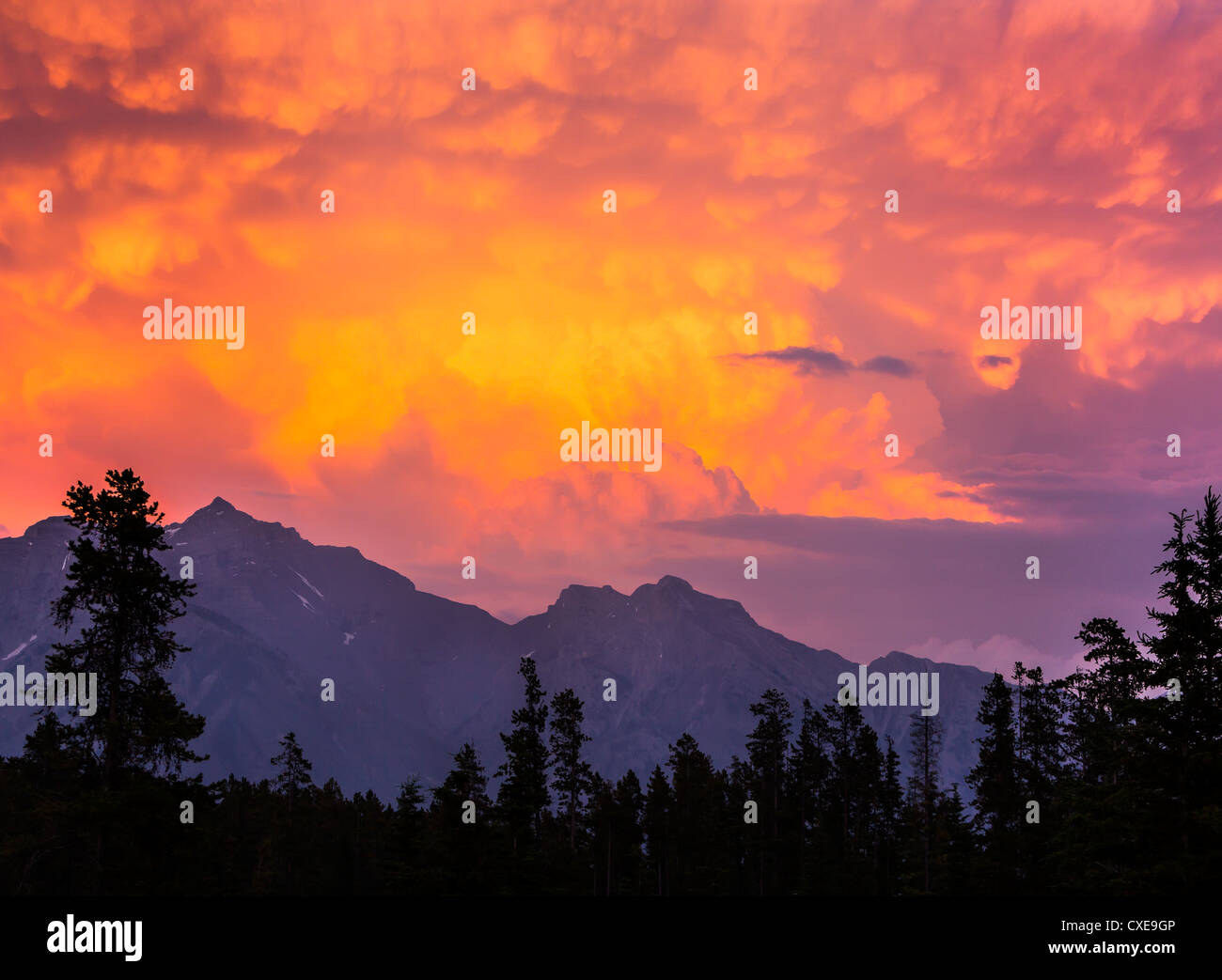 ALBERTA, CANADA - Le nuvole al tramonto vicino a Banff. Foto Stock