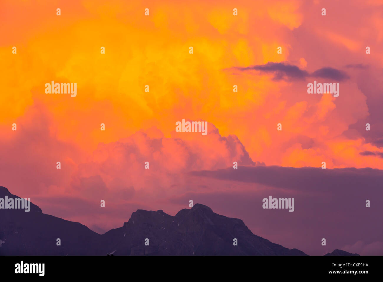 ALBERTA, CANADA - Le nuvole al tramonto vicino a Banff. Foto Stock