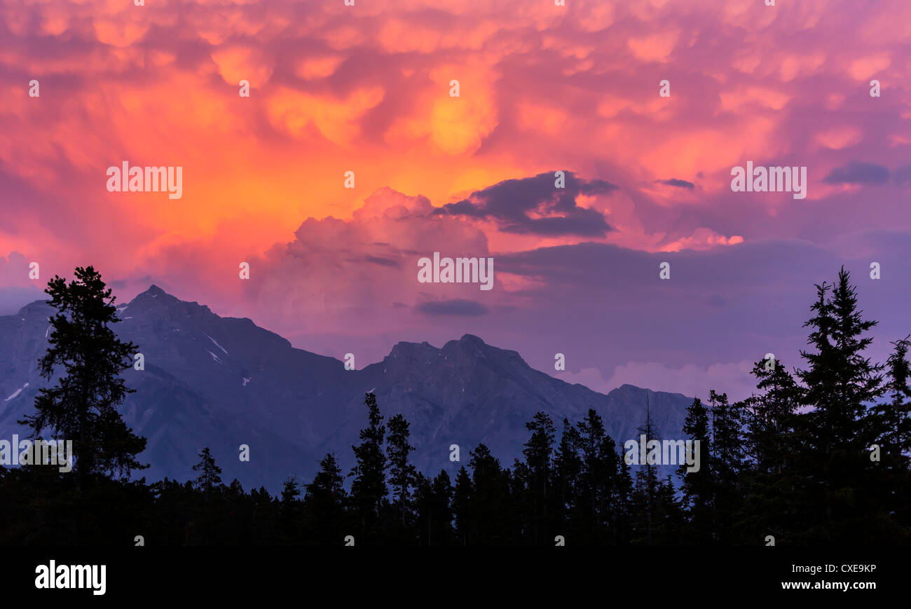 ALBERTA, CANADA - Le nuvole al tramonto vicino a Banff. Foto Stock