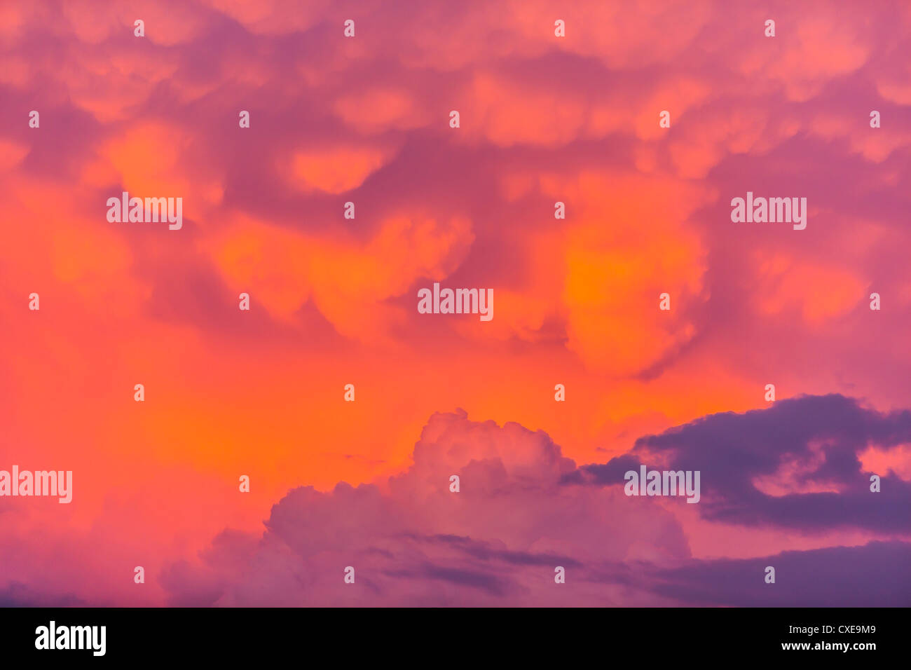 ALBERTA, CANADA - Le nuvole al tramonto vicino a Banff. Foto Stock