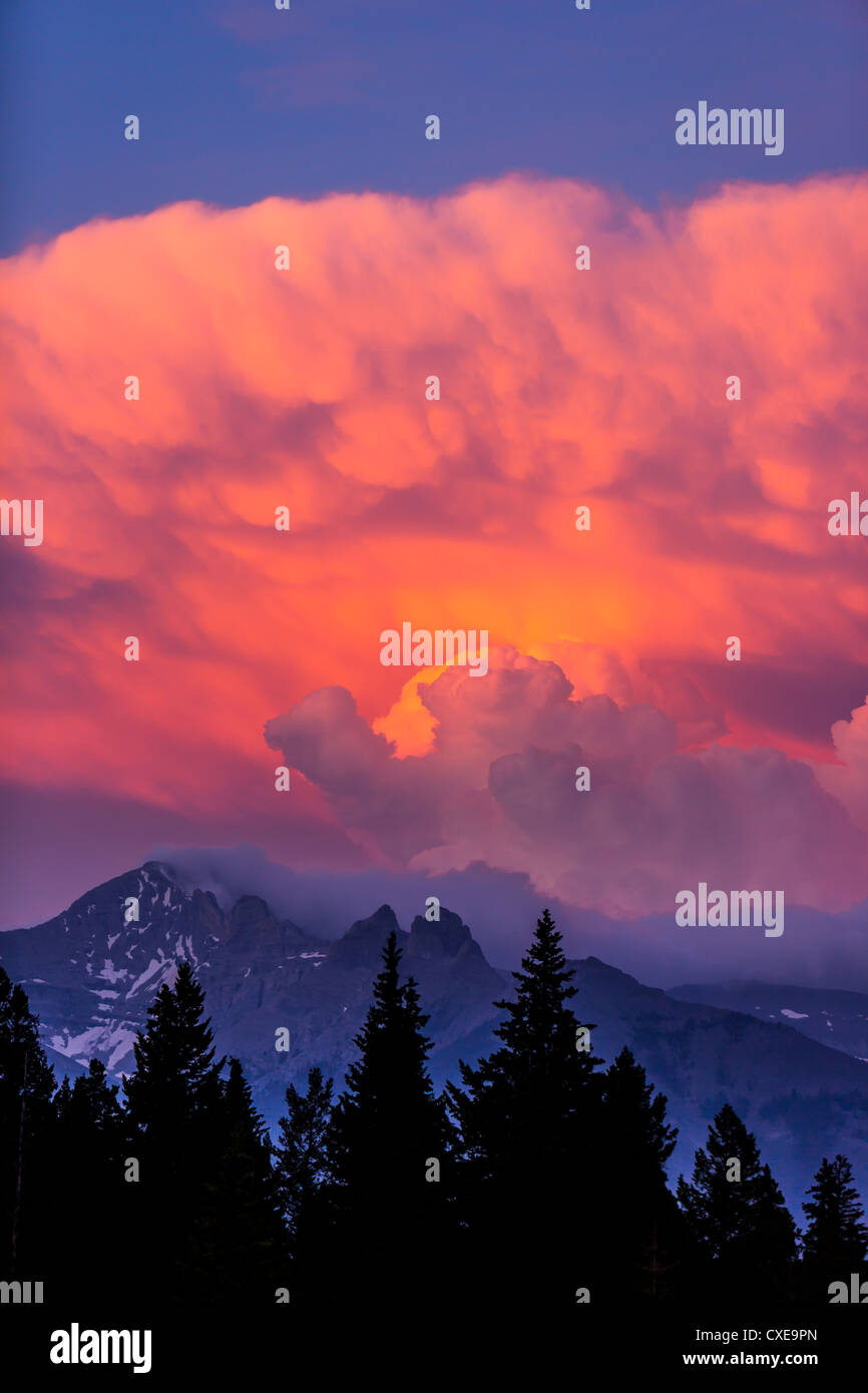 ALBERTA, CANADA - Le nuvole al tramonto vicino a Banff. Foto Stock