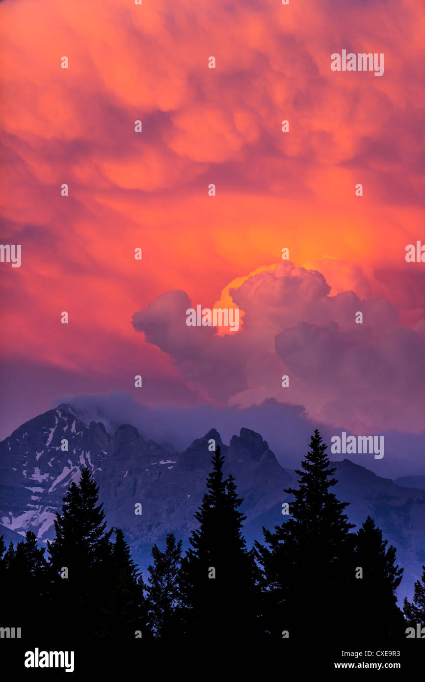 ALBERTA, CANADA - Le nuvole al tramonto vicino a Banff. Foto Stock