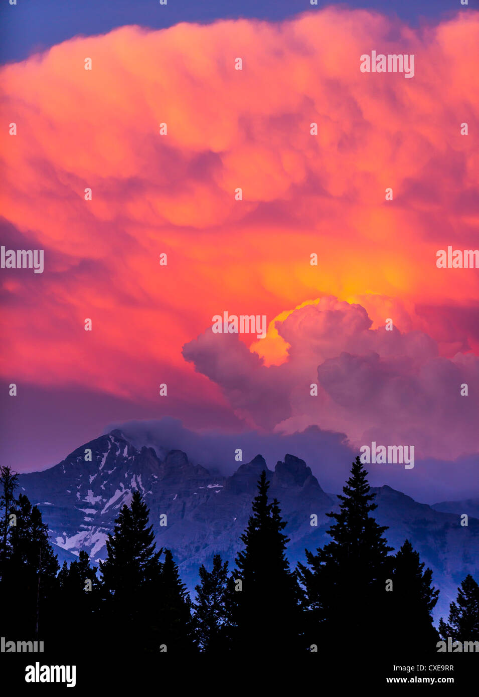 ALBERTA, CANADA - Le nuvole al tramonto vicino a Banff. Foto Stock