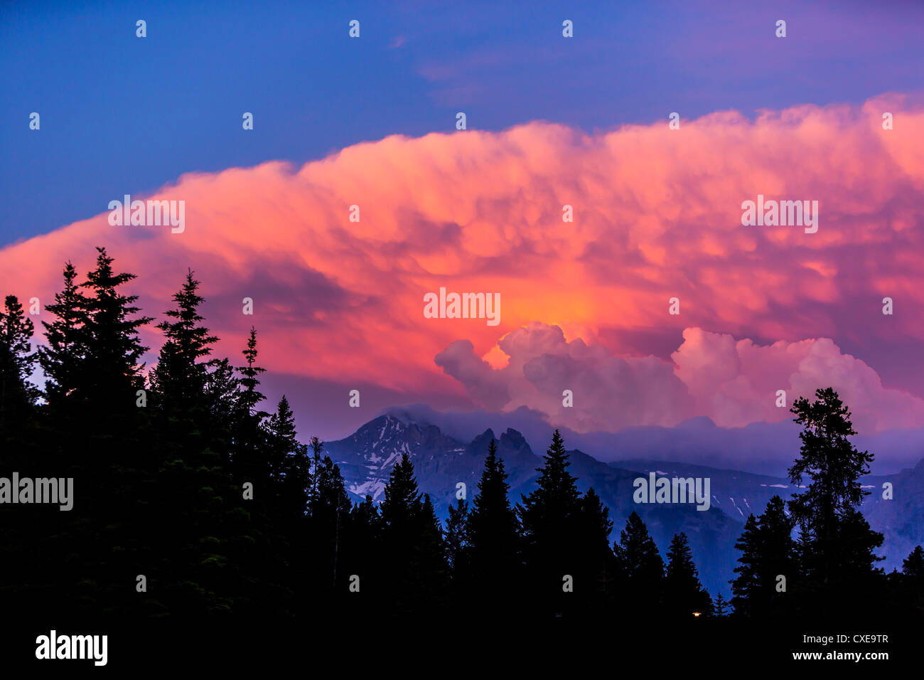 ALBERTA, CANADA - Le nuvole al tramonto vicino a Banff. Foto Stock