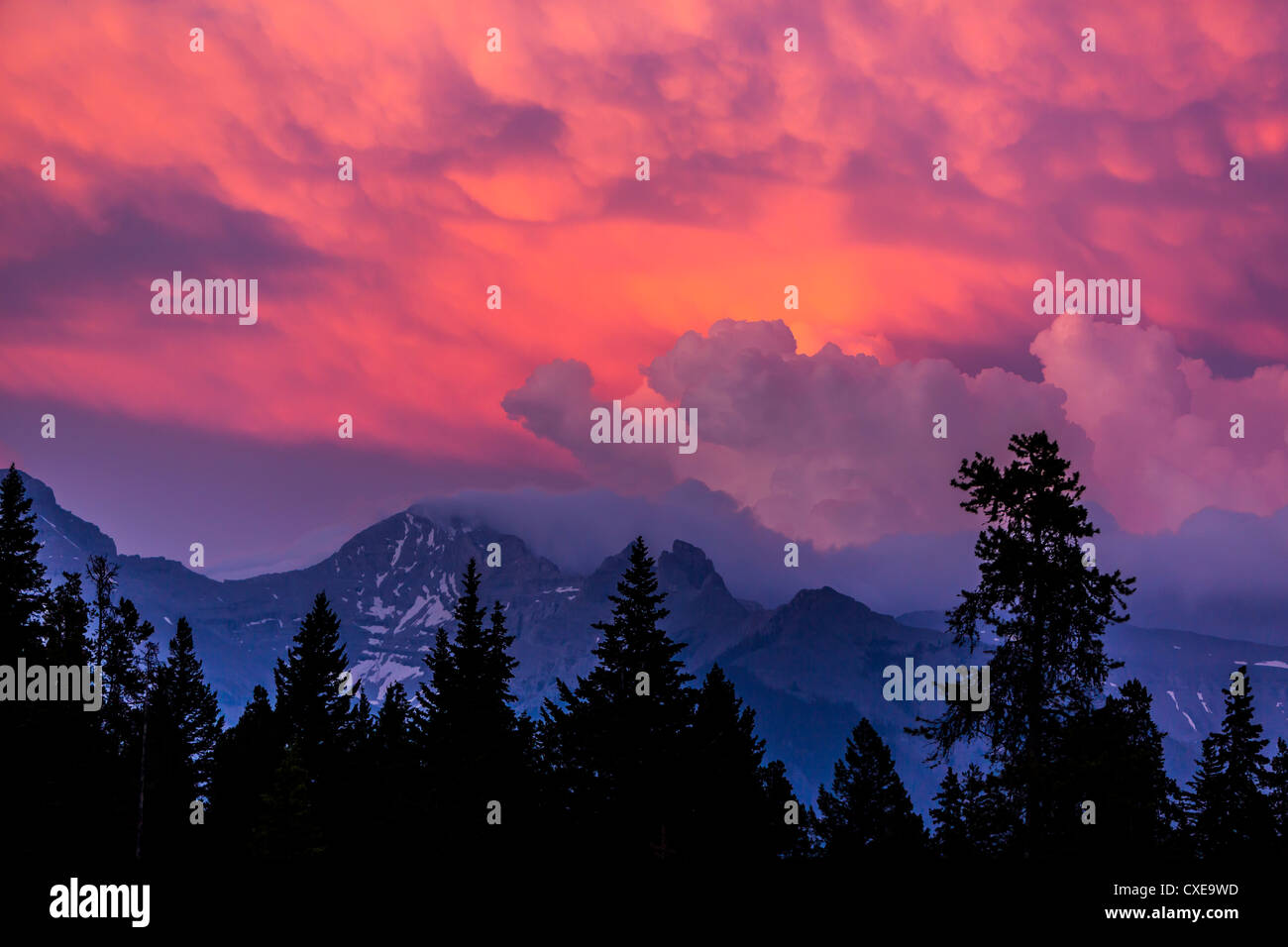 ALBERTA, CANADA - Le nuvole al tramonto vicino a Banff. Foto Stock
