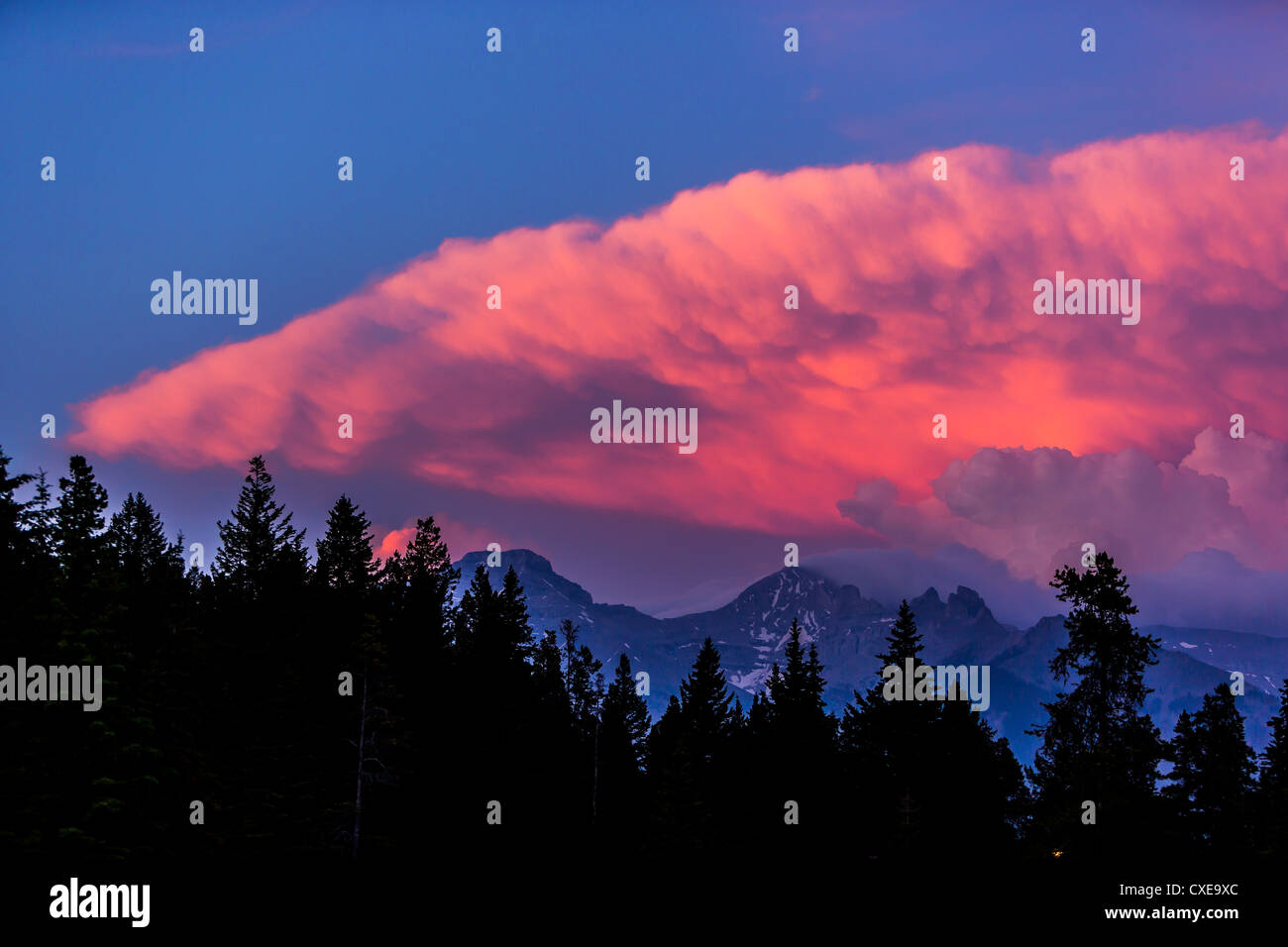 ALBERTA, CANADA - Le nuvole al tramonto vicino a Banff. Foto Stock