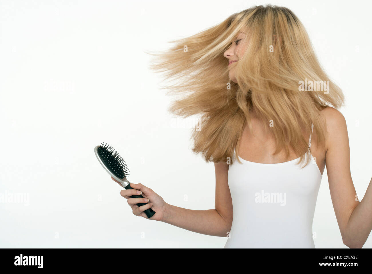 Teen ragazza lanciando i suoi capelli Foto Stock