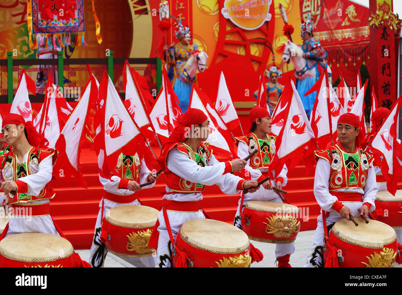 Rosso e oro, tamburi e bandiere rosse Foto Stock