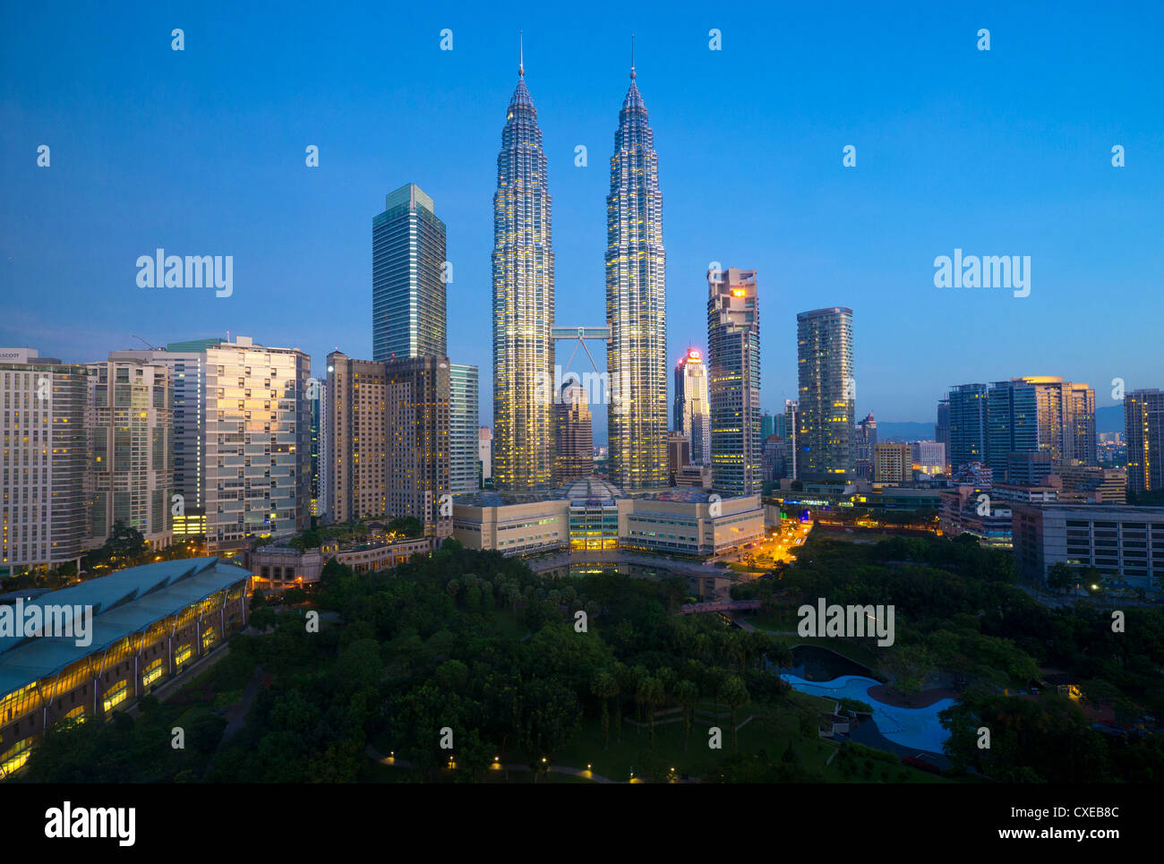 Petronas Twin Towers viste al tramonto, Kuala Lumpur Skyline, Malaysia Foto Stock