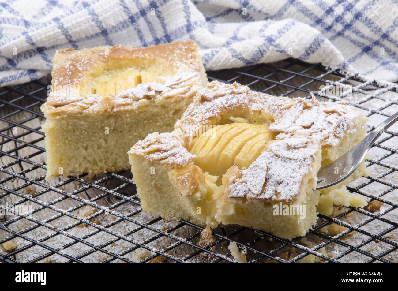 Pane appena sfornato, torta di mele e con zucchero a velo Foto Stock