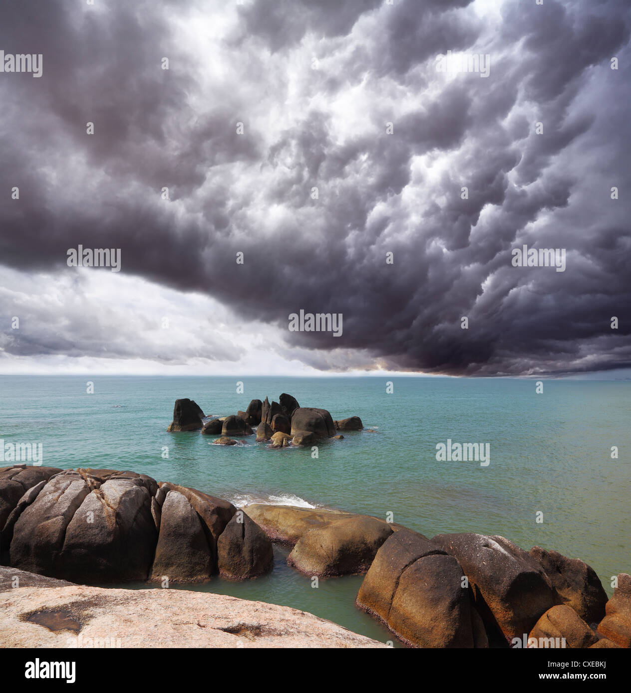 Storm cloud al di sopra del mare del sud Foto Stock