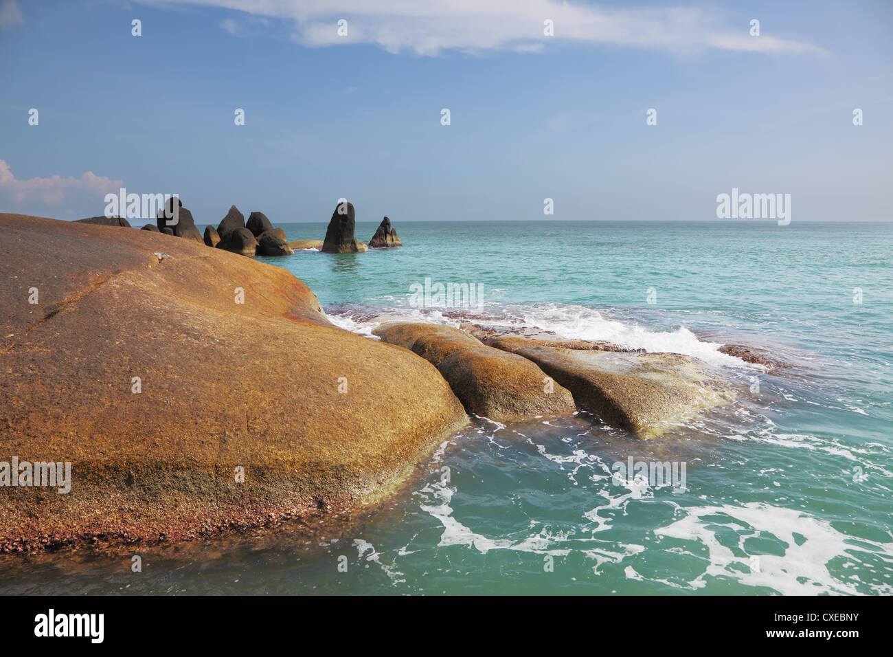 Pittoresche scogliere adornano Lamai Beach Foto Stock