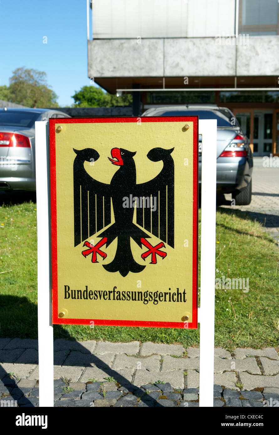 Karlsruhe - segno della corte costituzionale dell'aquila federale Foto Stock