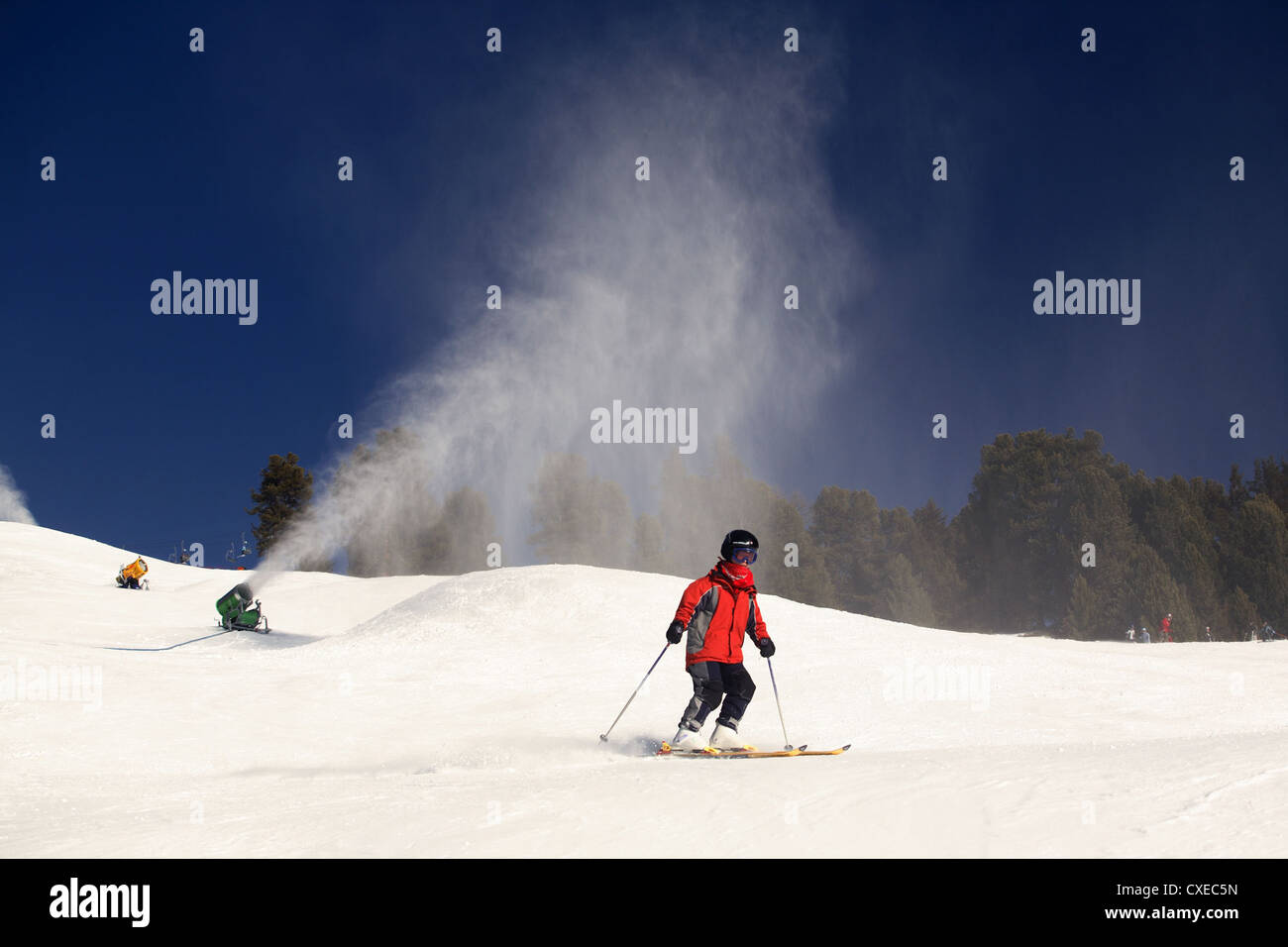 Tirolo, Neve cannoni spruzzata fake neve su una pista da sci Foto Stock