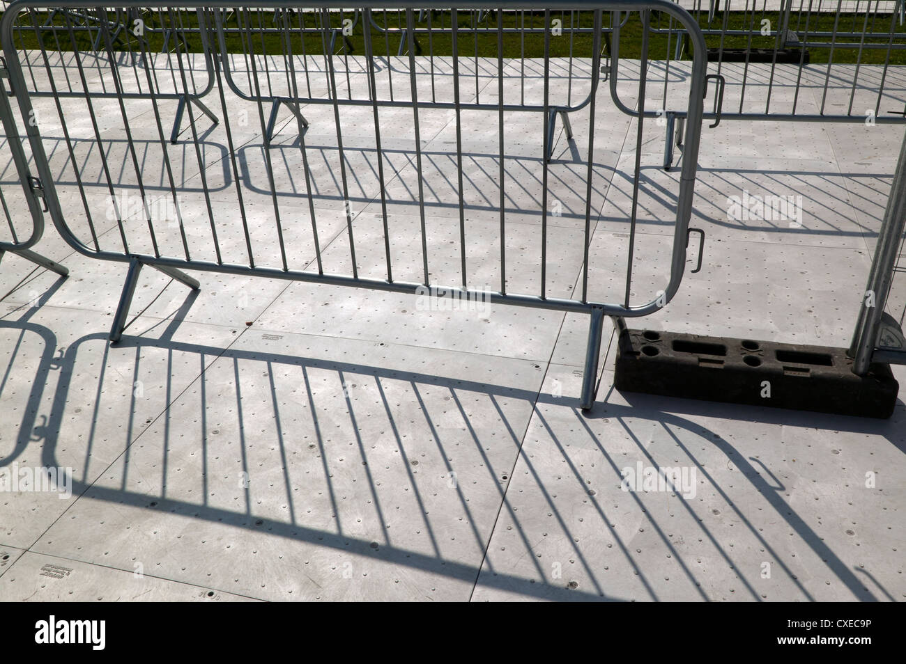 Pavimentazione temporanea e le ringhiere su un approccio per un temporaneo ponte pedonale sulla A2, per le Olimpiadi di Londra 2012 Foto Stock