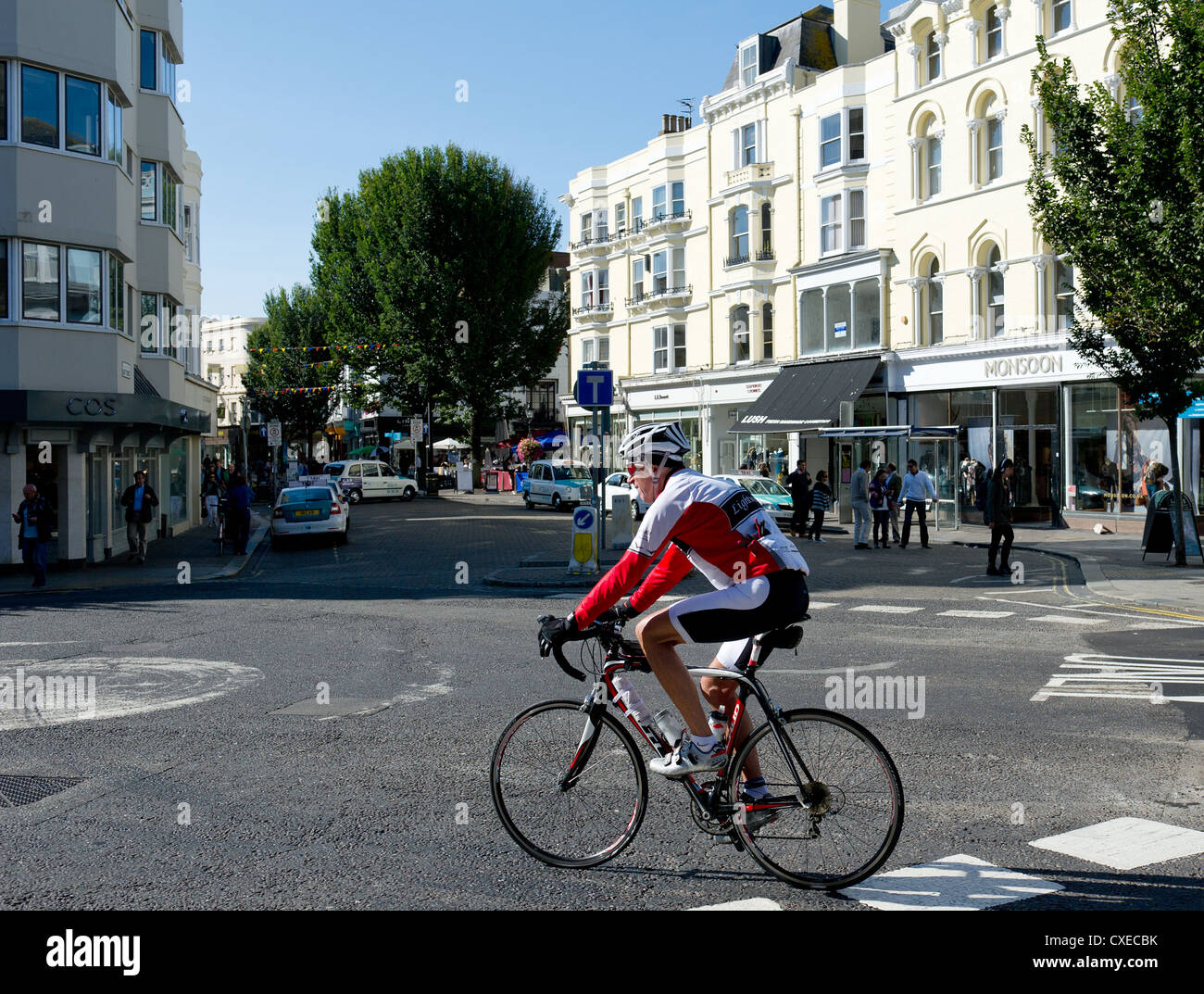 Un ciclista in Brighton Foto Stock