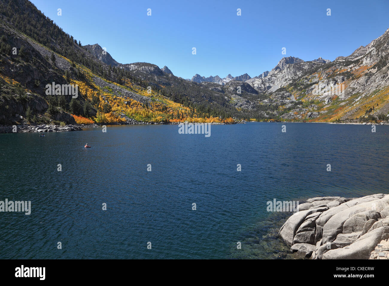 Il lago per la pesca sportiva con acque azzurre Foto Stock