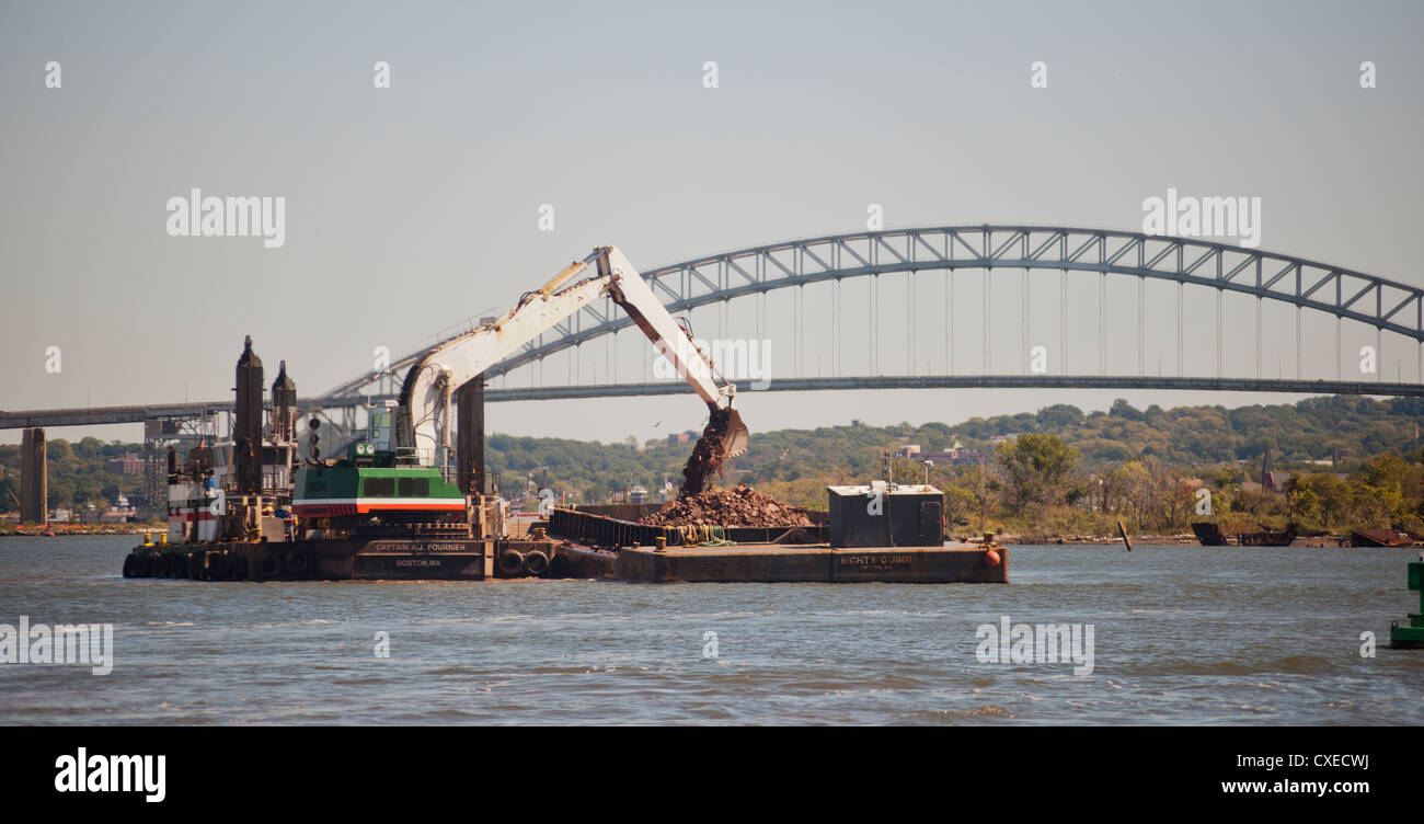 Il dragaggio in Kill van Kull nella parte anteriore del Bayonne Bridge tra Staten Island a New York e nel New Jersey Foto Stock