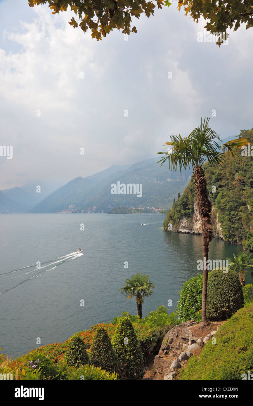 Il lago di Como nella foschia Foto Stock