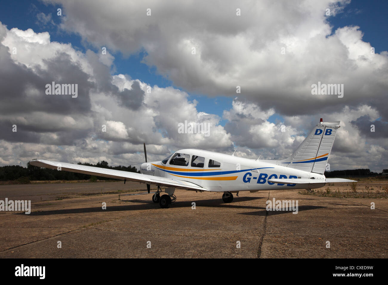 Piper PA28 Warrior aeromobile in attesa sul piazzale Cambridgeshire Foto Stock