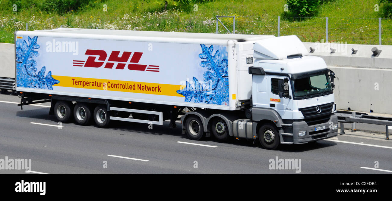 DHL Mercedes Benz autocarro con rimorchio operando una temperatura rete controllata Foto Stock