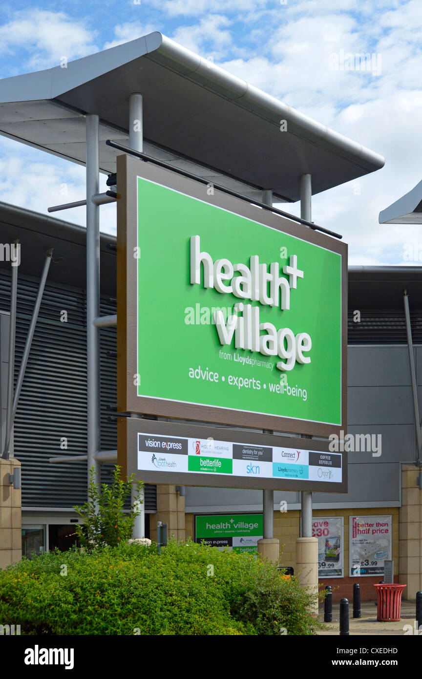 Salute + Villaggio gestito da Lloyds farmacia che offre una gamma di servizi di assistenza sanitaria all'interno di uno stile di shopping ubicazione Foto Stock